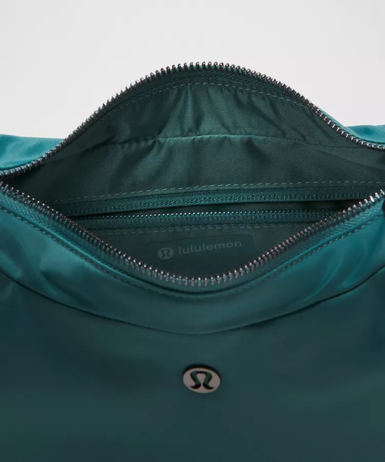 City Essentials Shoulder Bag 4L